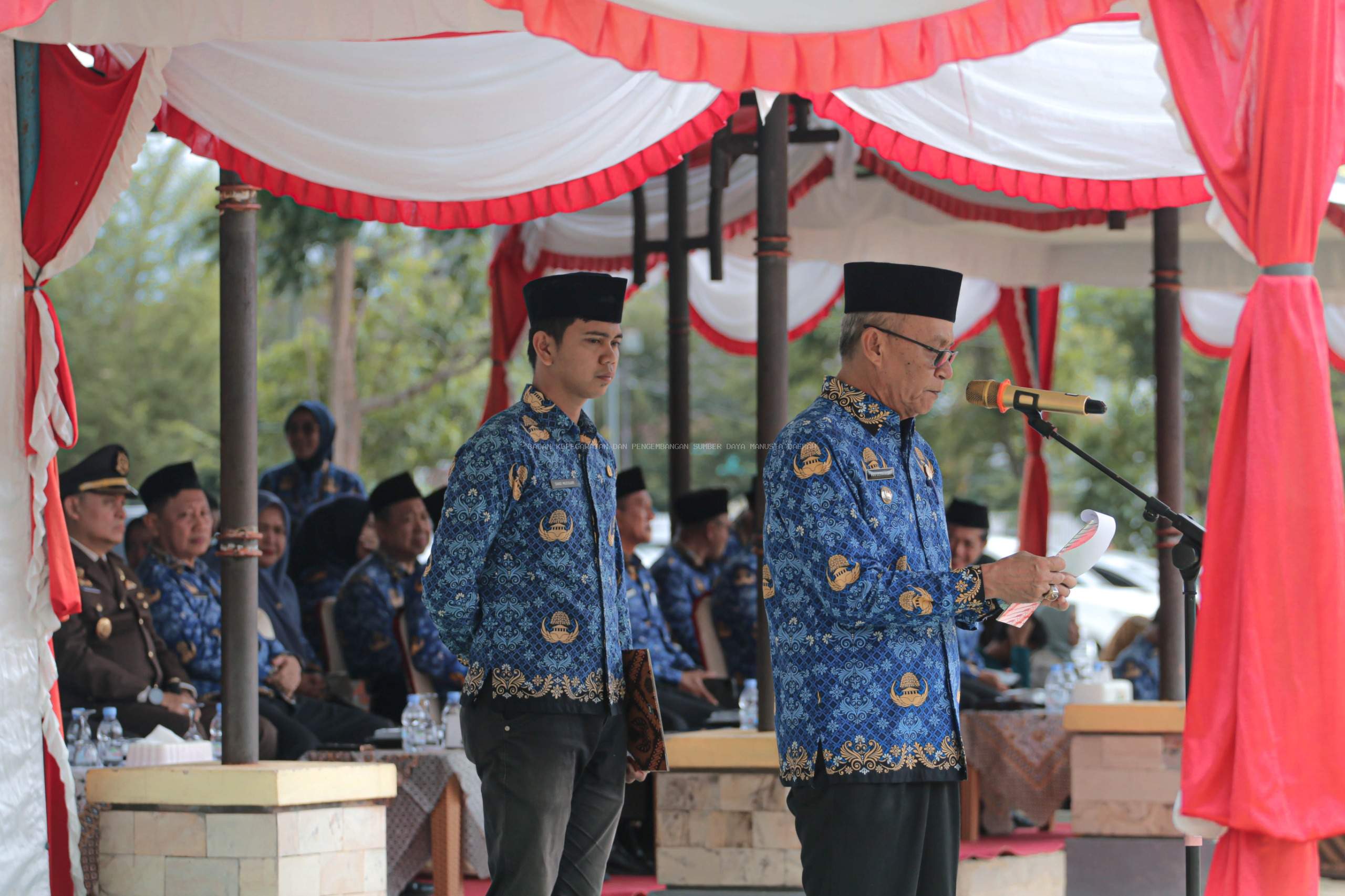 Upacara HUT KE-54 KORPRI Bangka Barat dihiasi dengan kegiatan Solidaritas Kepada Anggota KORPRI